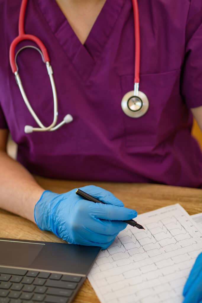 Lekarz w fartuchu analizujący wyniki badania